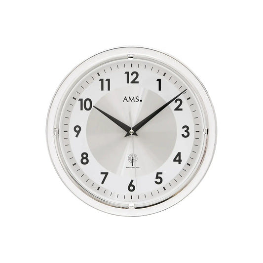 AMS Funk-Wanduhr mit rundem Silberrahmen, weißem Zifferblatt und schwarzen Stundenmarken