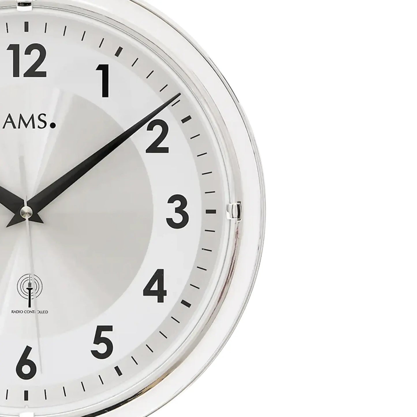 AMS Funk-Wanduhr in Silber mit weißem Zifferblatt, schwarzen Zeigern und Mineralglas