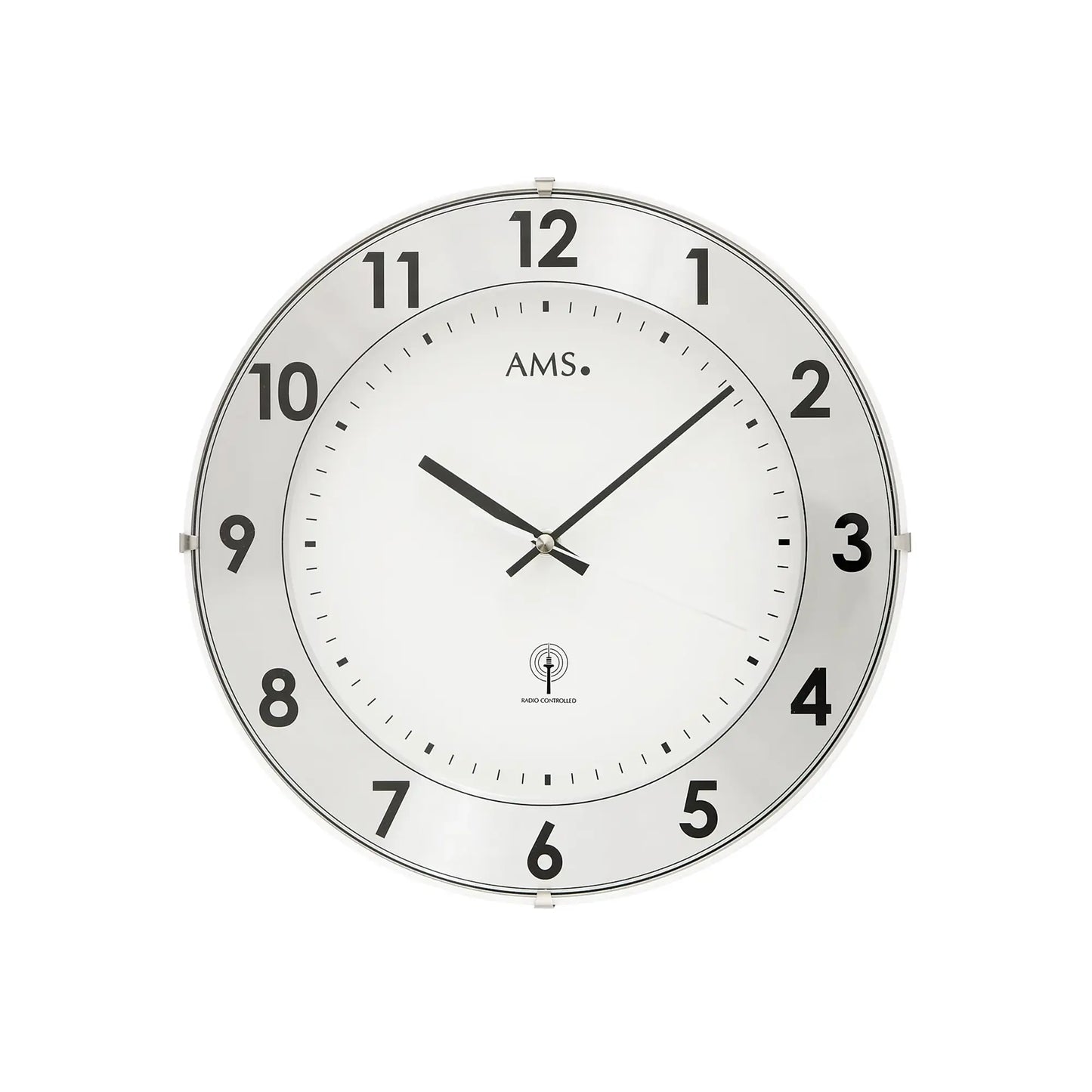 Funk-Wanduhr mit weißem Ziffernblatt, schwarzer Zahlenbeschriftung und silbernem Rahmen