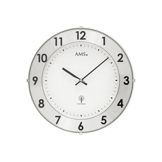 Funk-Wanduhr mit weißem Ziffernblatt, schwarzer Zahlenbeschriftung und silbernem Rahmen