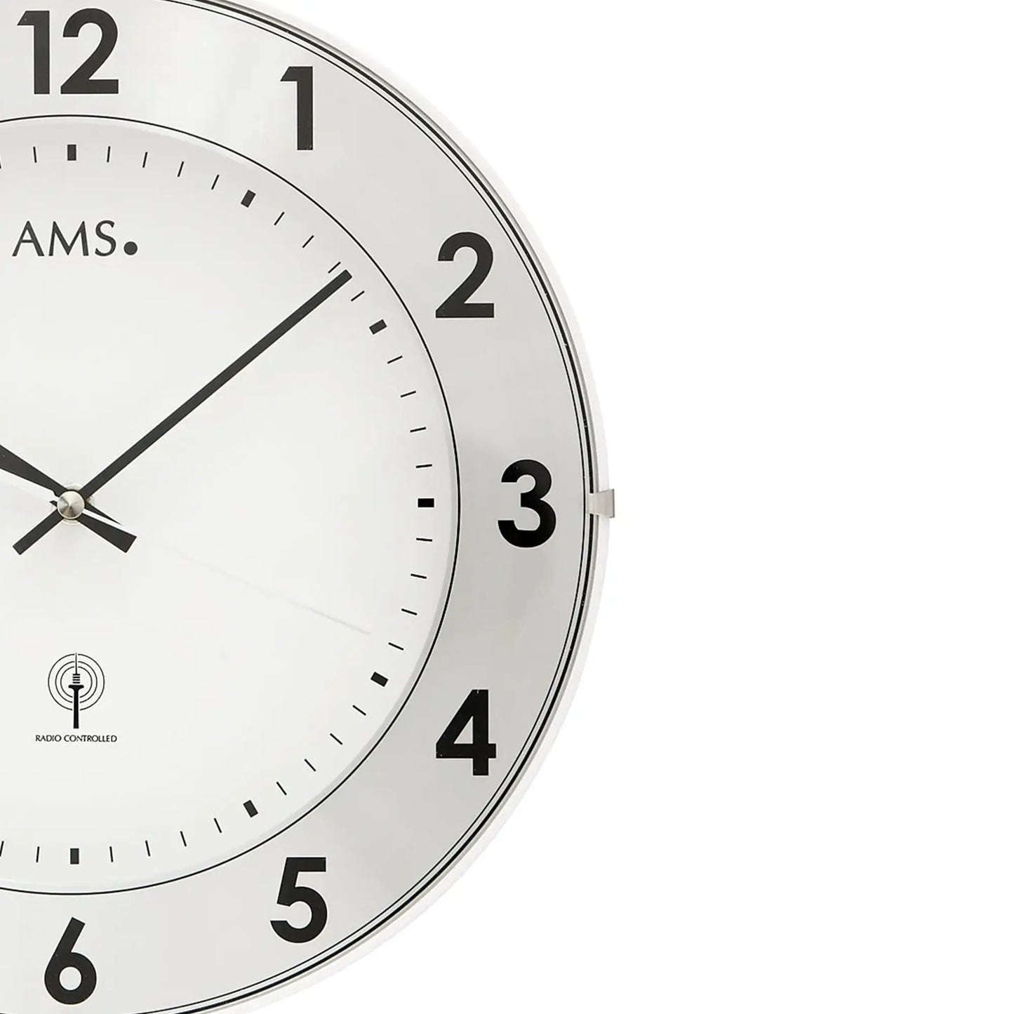 Funk-Wanduhr mit weißem Ziffernblatt, Aluminiumring und schwarzen Zahlen
