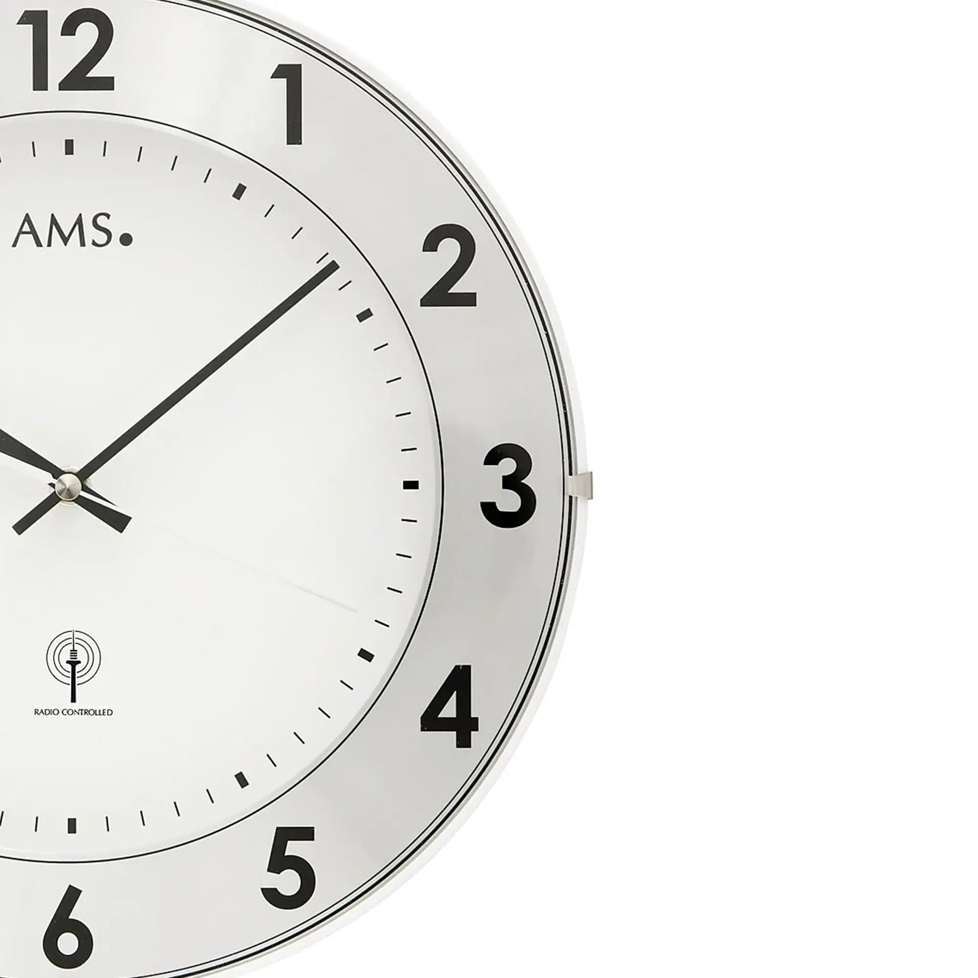 Funk-Wanduhr mit weißem Ziffernblatt, Aluminiumring und schwarzen Zahlen