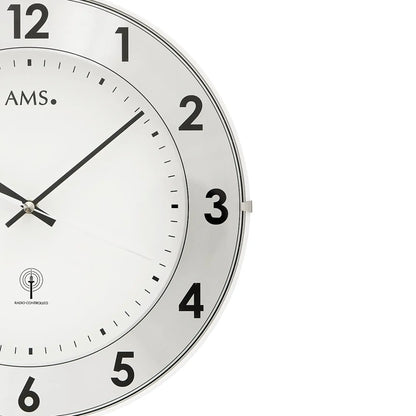 Funk-Wanduhr mit weißem Ziffernblatt, Aluminiumring und schwarzen Zahlen