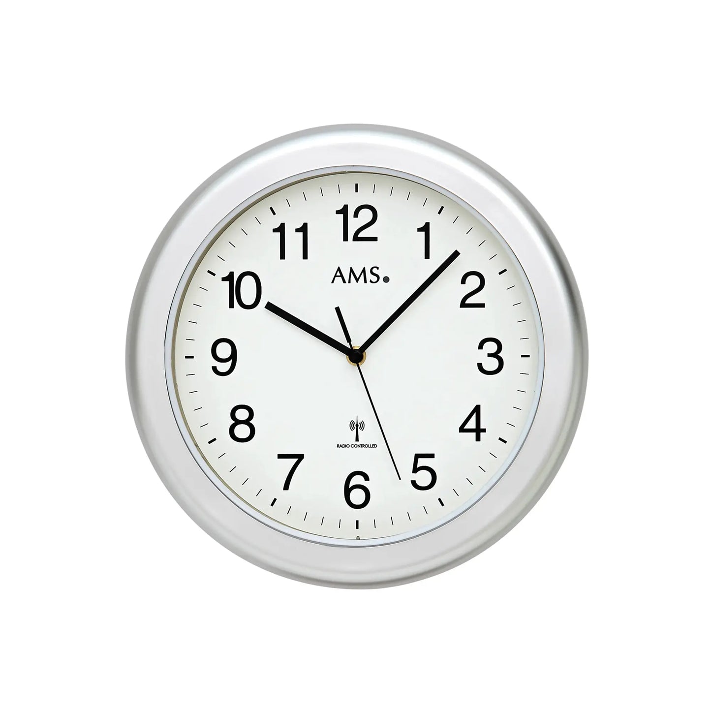 Runde Wanduhr mit silbernem Rahmen, weißem Ziffernblatt und schwarzen Zeigern, AMS