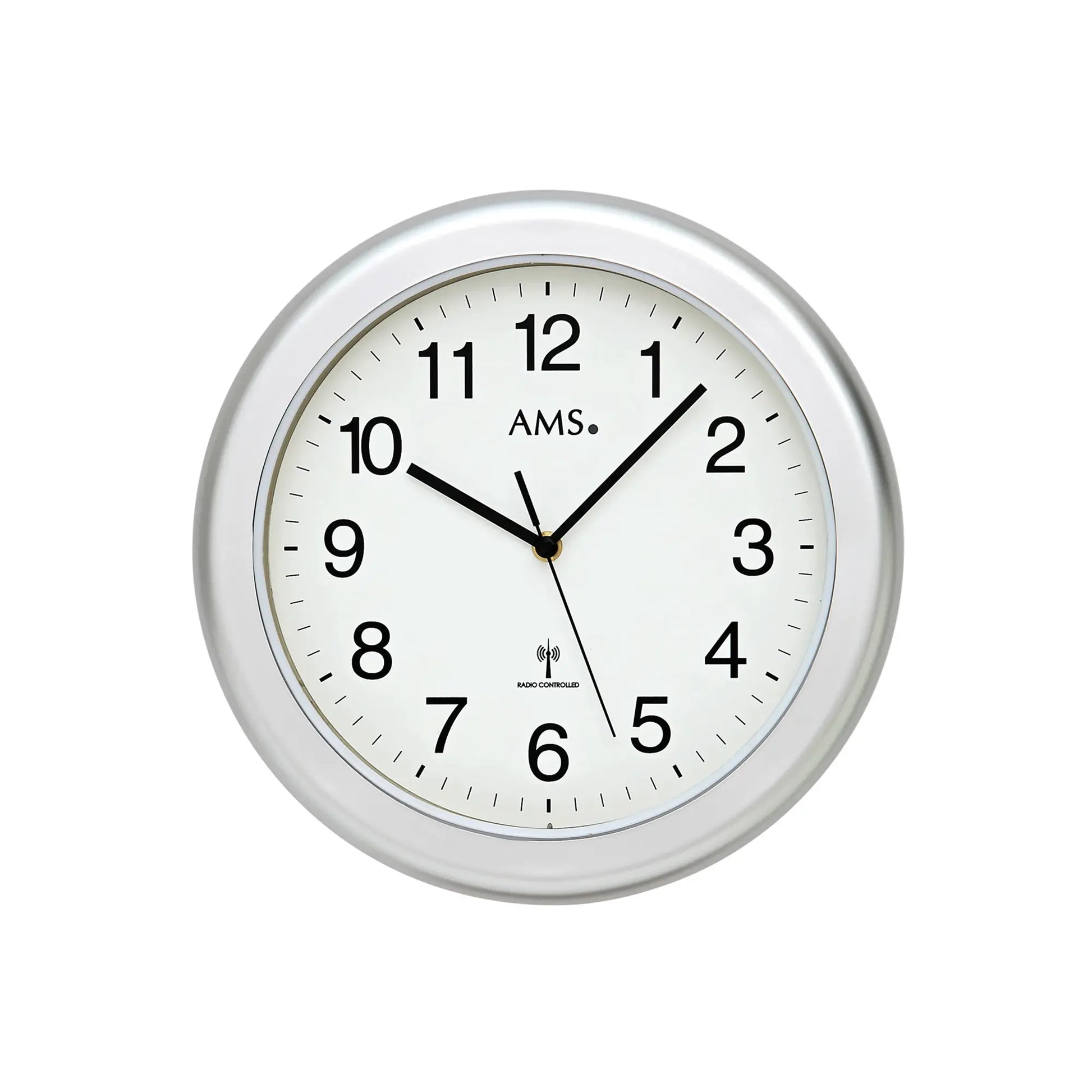Runde Wanduhr mit silbernem Rahmen, weißem Ziffernblatt und schwarzen Zeigern, AMS