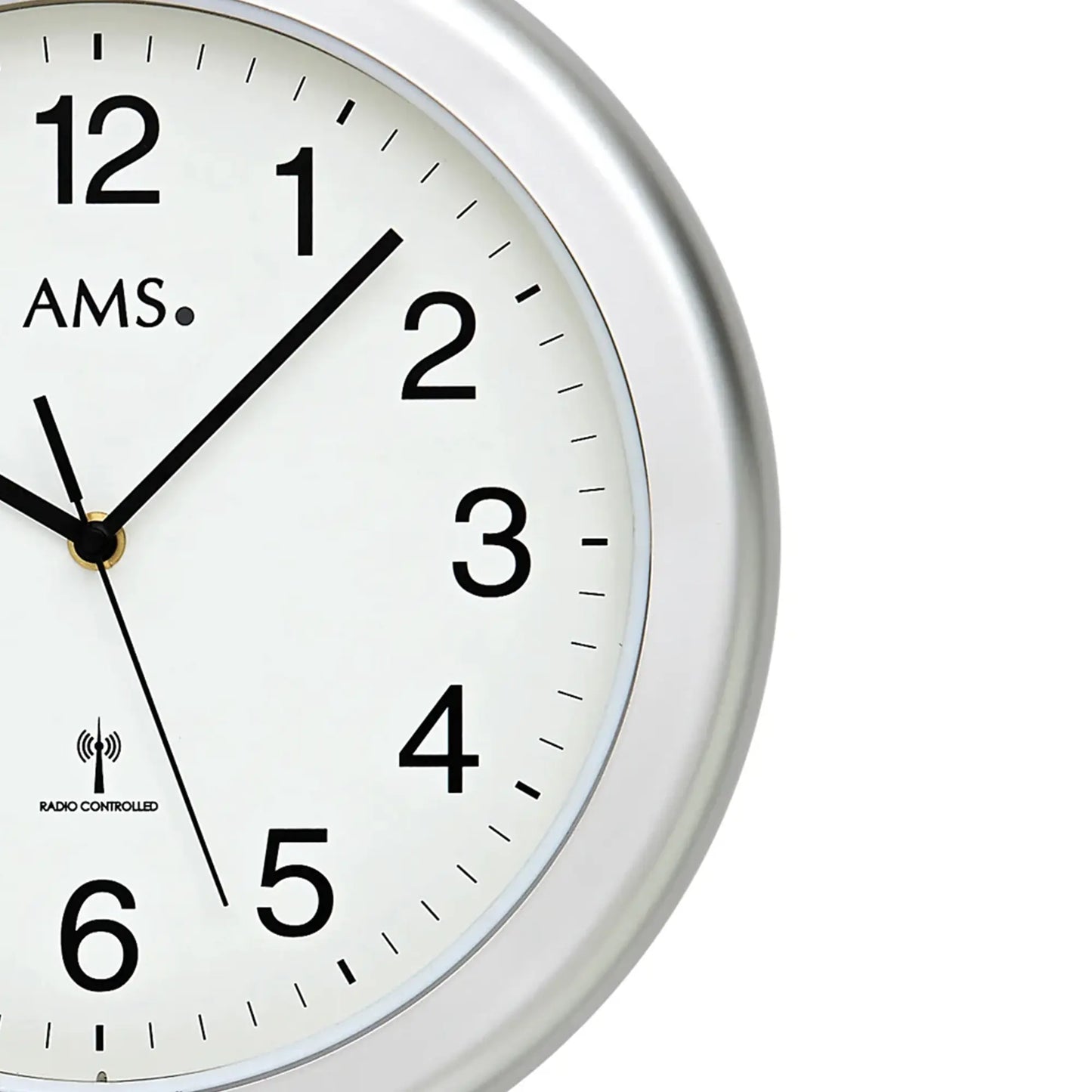 Runde Wanduhr mit silbernem Rahmen, weißem Ziffernblatt und schwarzen Zeigern (funkgesteuert)