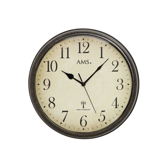 Runde Wanduhr mit schwarzem Metallrahmen, beigem Zifferblatt, schwarzen Zeigern