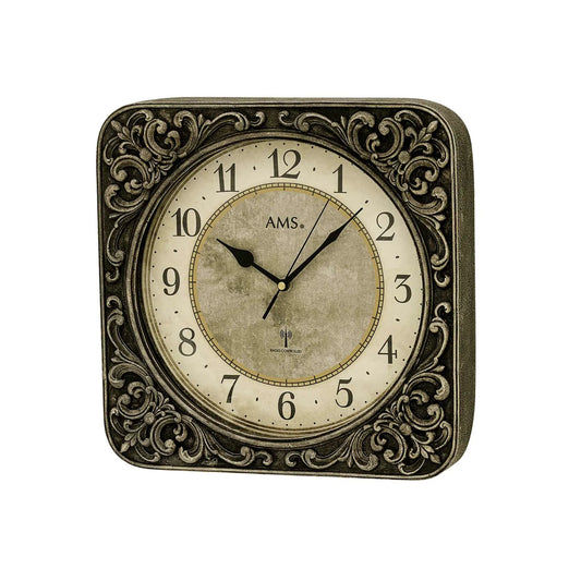 Funk-Wanduhr mit goldschwarzer Verzierung, rundem Ziffernblatt und schwarzen Zeigern (AMS)