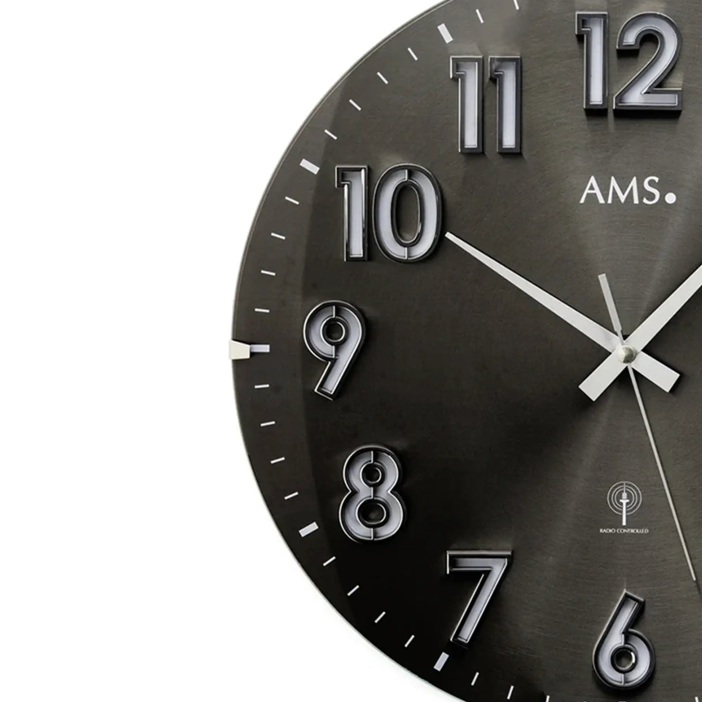 AMS Funk-Wanduhr mit rundem, dunklem Zifferblatt und silbernen Ziffern, Zeiger gut sichtbar