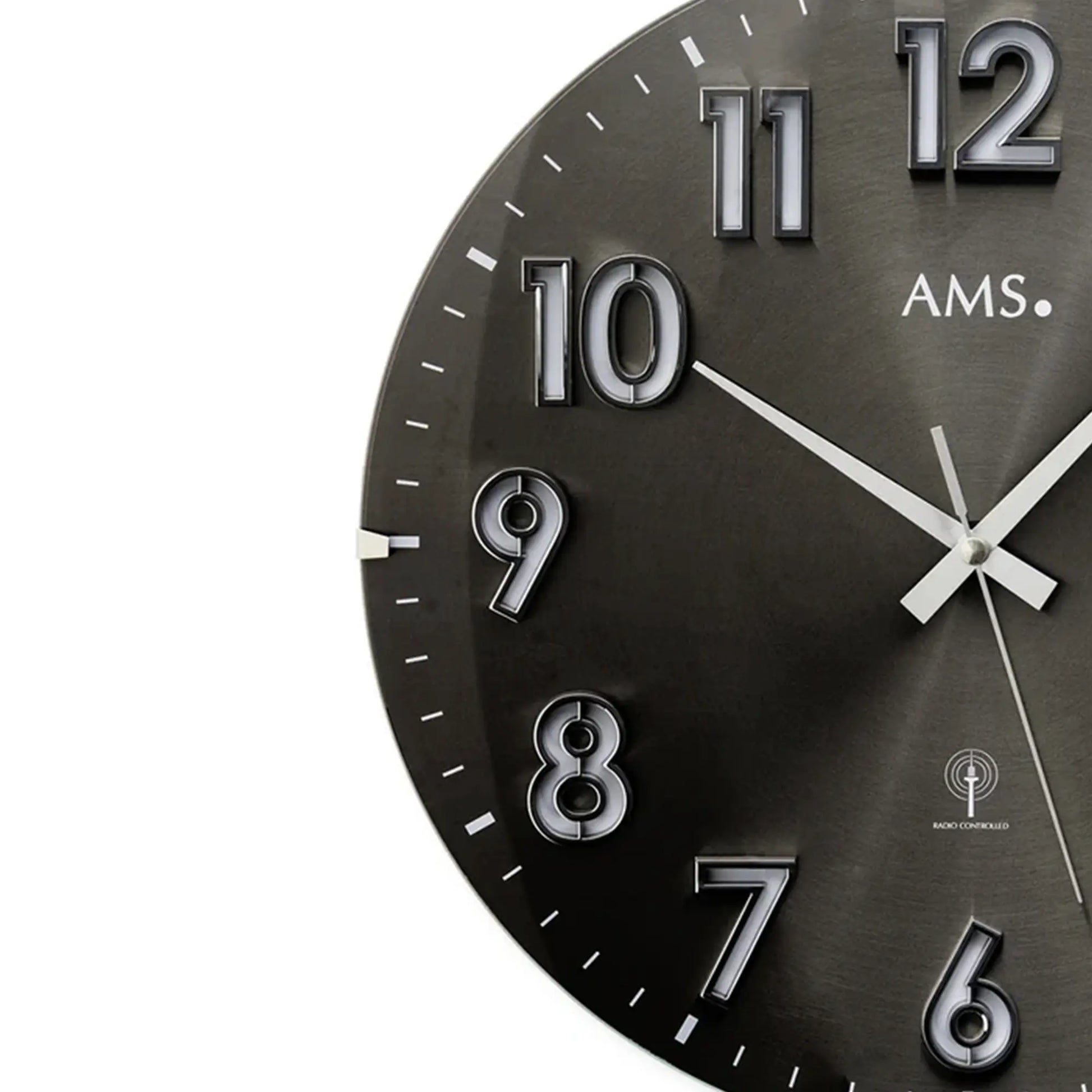 AMS Funk-Wanduhr mit rundem, dunklem Zifferblatt und silbernen Ziffern, Zeiger gut sichtbar