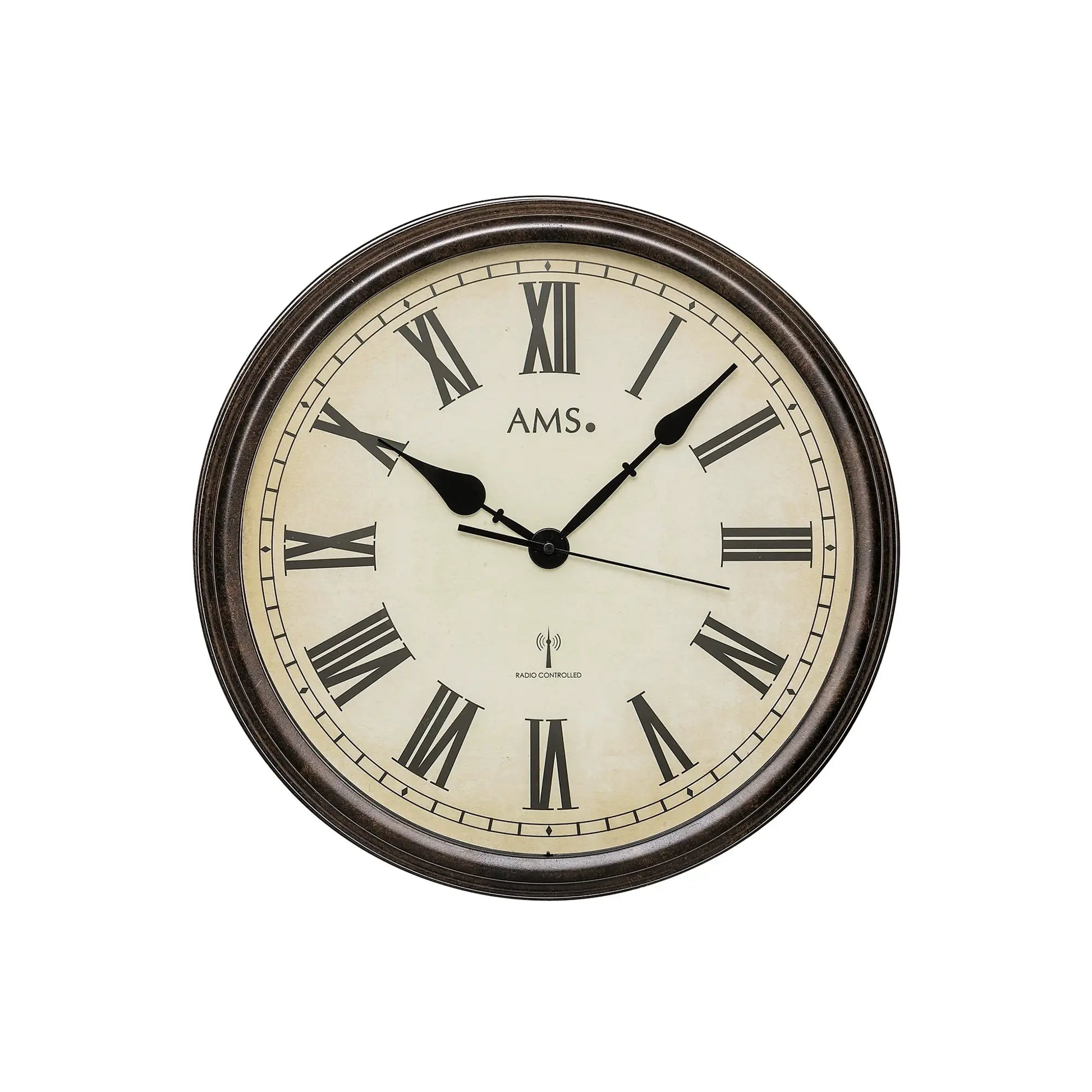 Wanduhr mit braunem Rahmen, römischen Ziffern und schwarzen Zeigern