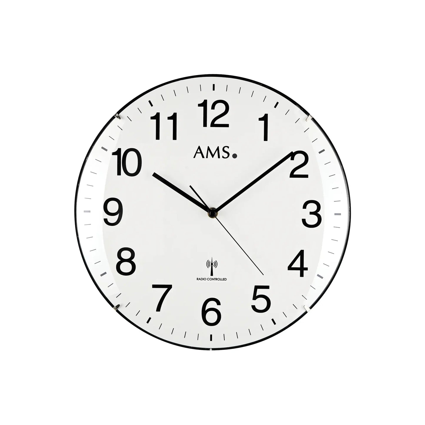 Runde Funk-Wanduhr mit weißem Ziffernblatt, schwarzen Zahlen und Zeigern, AMS-Aufdruck