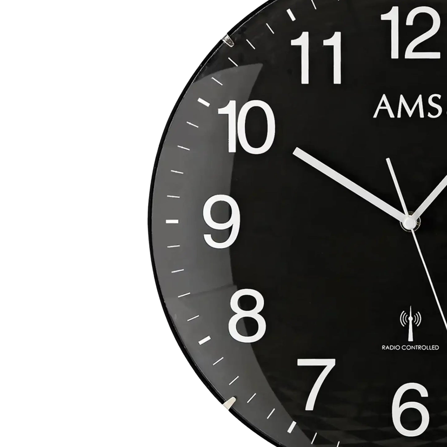 Schwarze AMS Funk-Wanduhr mit weißen Ziffern, Strichmarkierungen und silbernen Zeigern