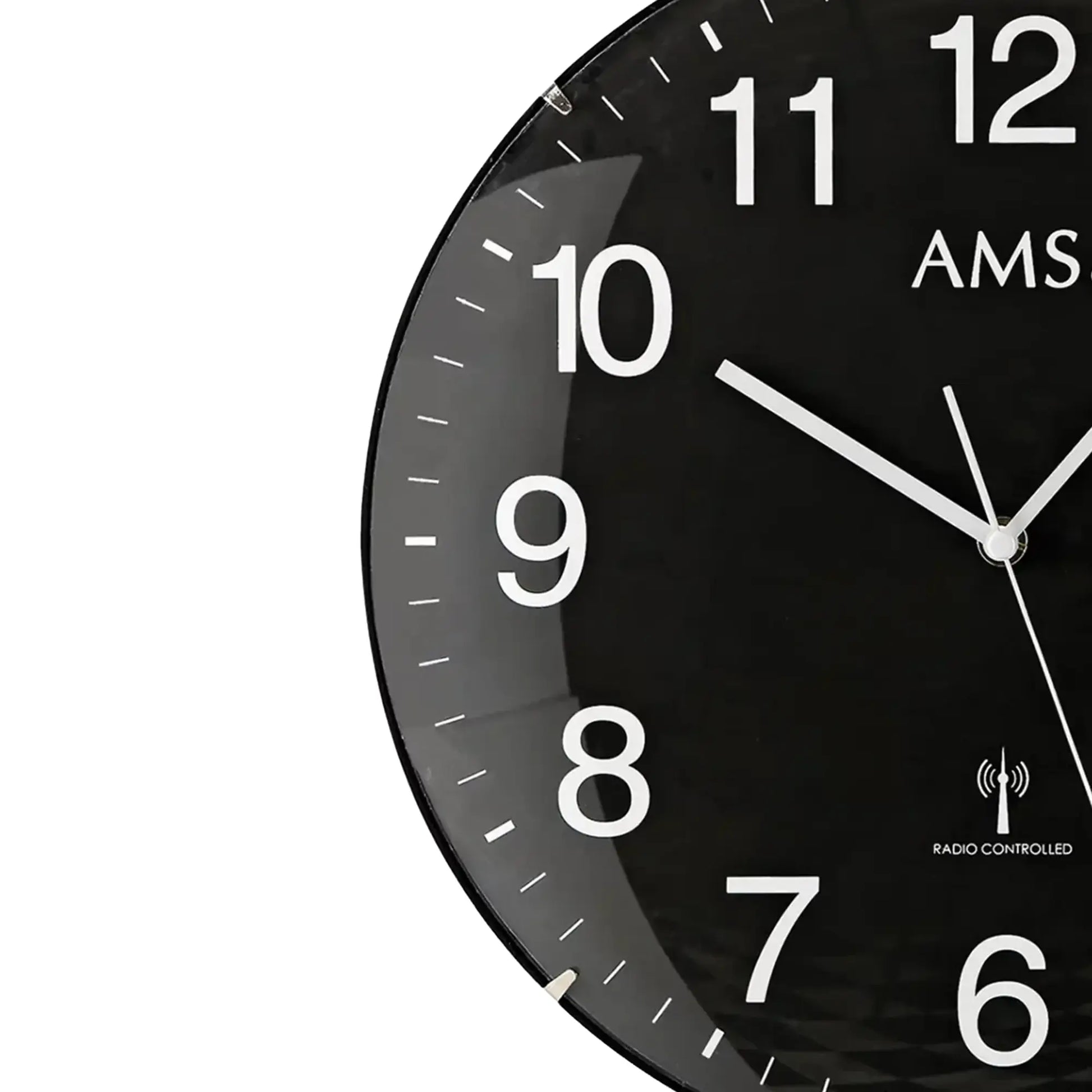 Schwarze AMS Funk-Wanduhr mit weißen Ziffern, Strichmarkierungen und silbernen Zeigern