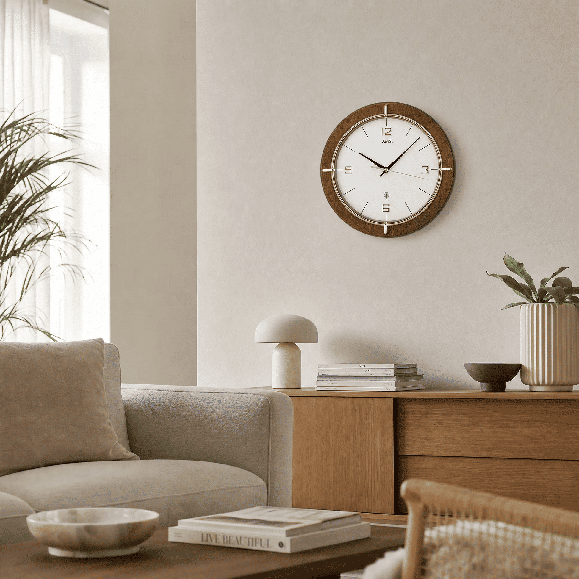 Funk-Wanduhr mit rundem nussbaumfarbenem Holzrahmen, weißem Zifferblatt und goldenen Akzenten