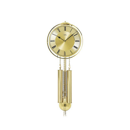 Wanduhr mit rundem Zifferblatt, Messinggehäuse und hängenden Kettenpendeln