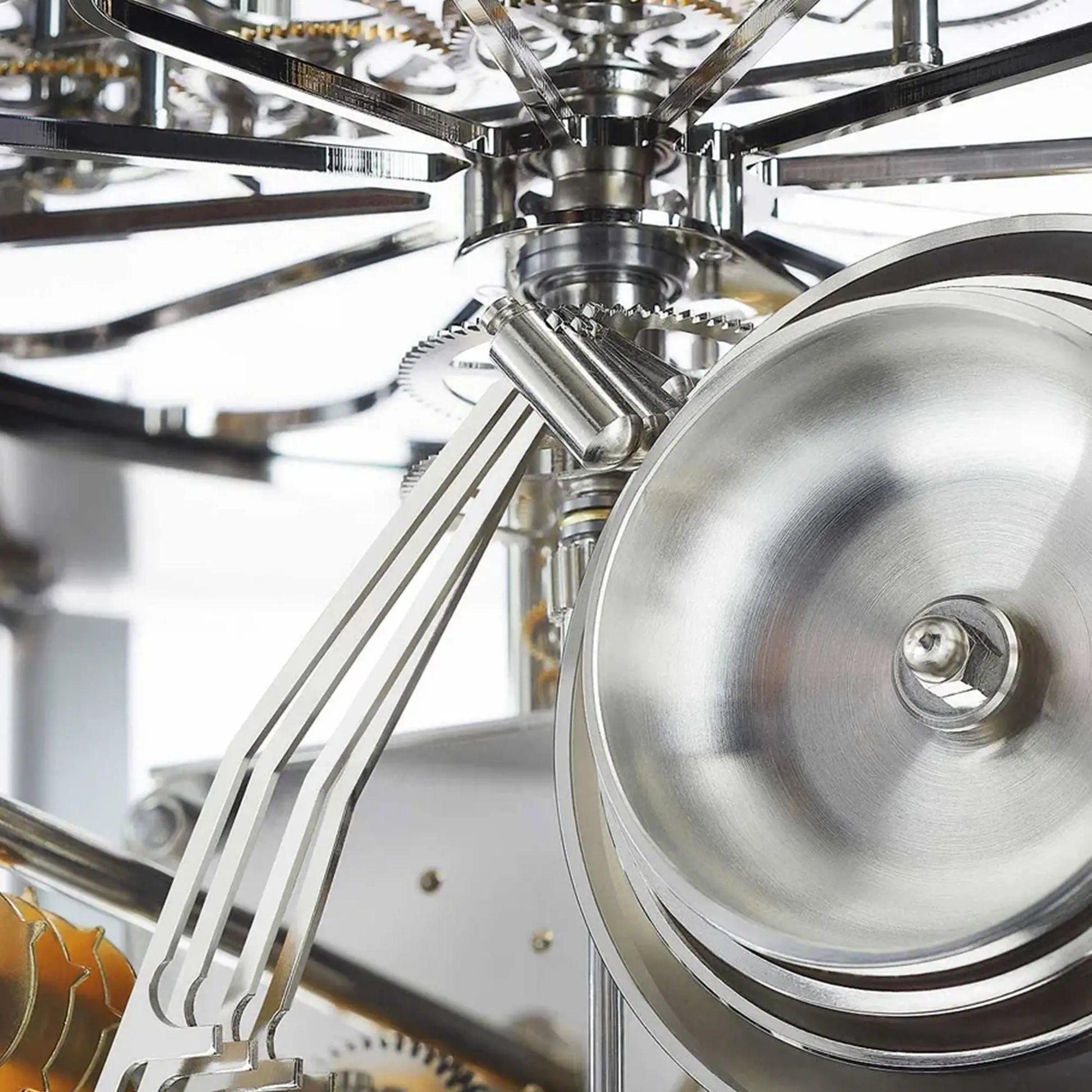 Seitenansicht des Uhrwerks mit großen Metallrädern und Gestänge