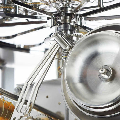Seitenansicht des Uhrwerks mit großen Metallrädern und Gestänge