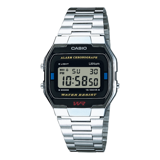 Casio Digitaluhr mit Edelstahlarmband, schwarzem Display und WR-Angabe