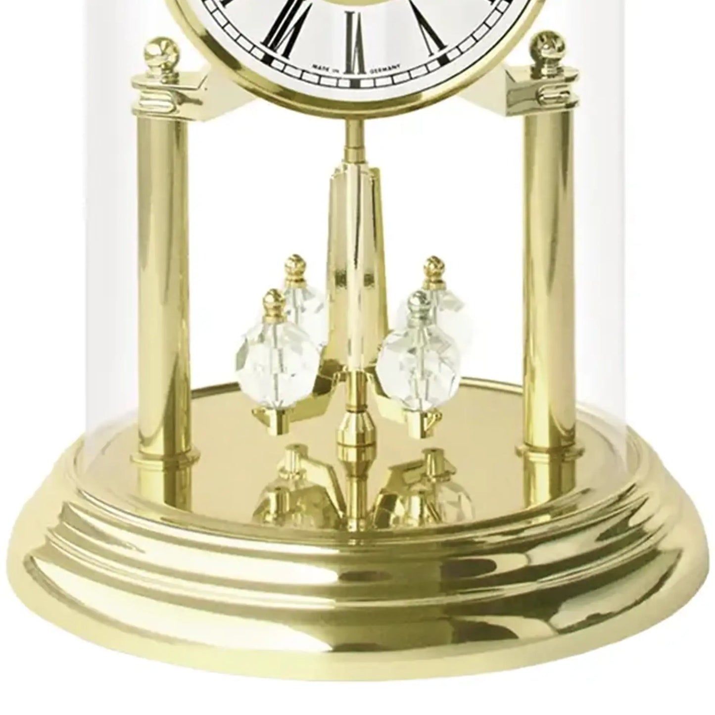 Goldene Tischuhr mit Glasdom, römischen Ziffern und Kristallpendel am Messinggestell