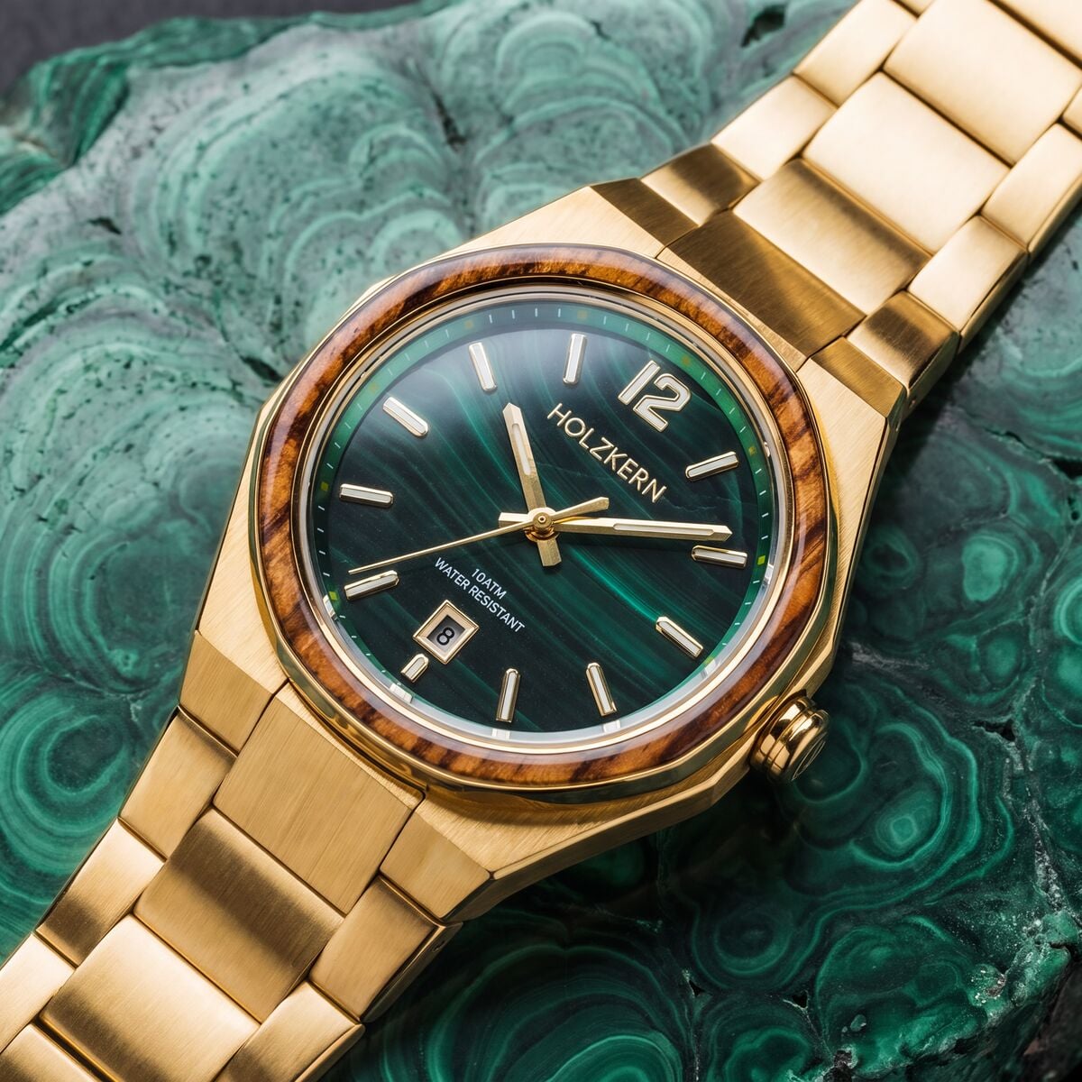 Herren-Armbanduhr: grünes Malachit-Zifferblatt mit Zeigern, goldfarbenes Edelstahlarmband