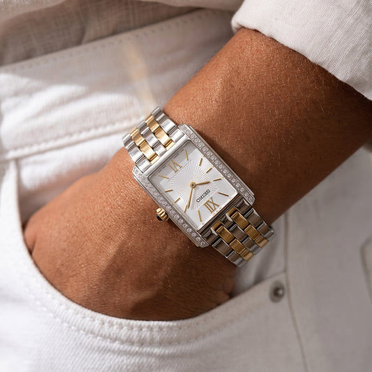 Rechteckige Damenuhr mit bicolor Metallarmband, weißem Zifferblatt und römischen Zahlen