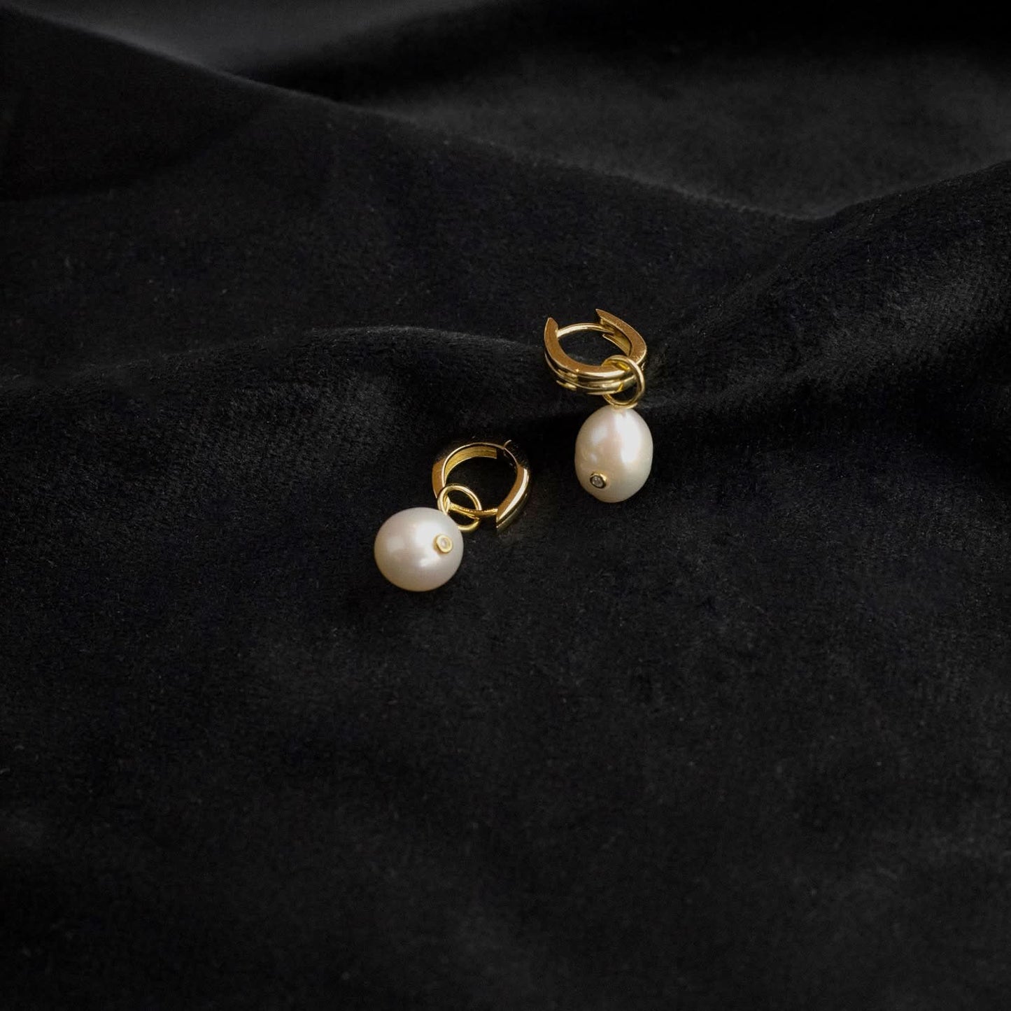 ANIA HAIE E043-04G Creole earrings with oval pearl pendant and zirconia stone
