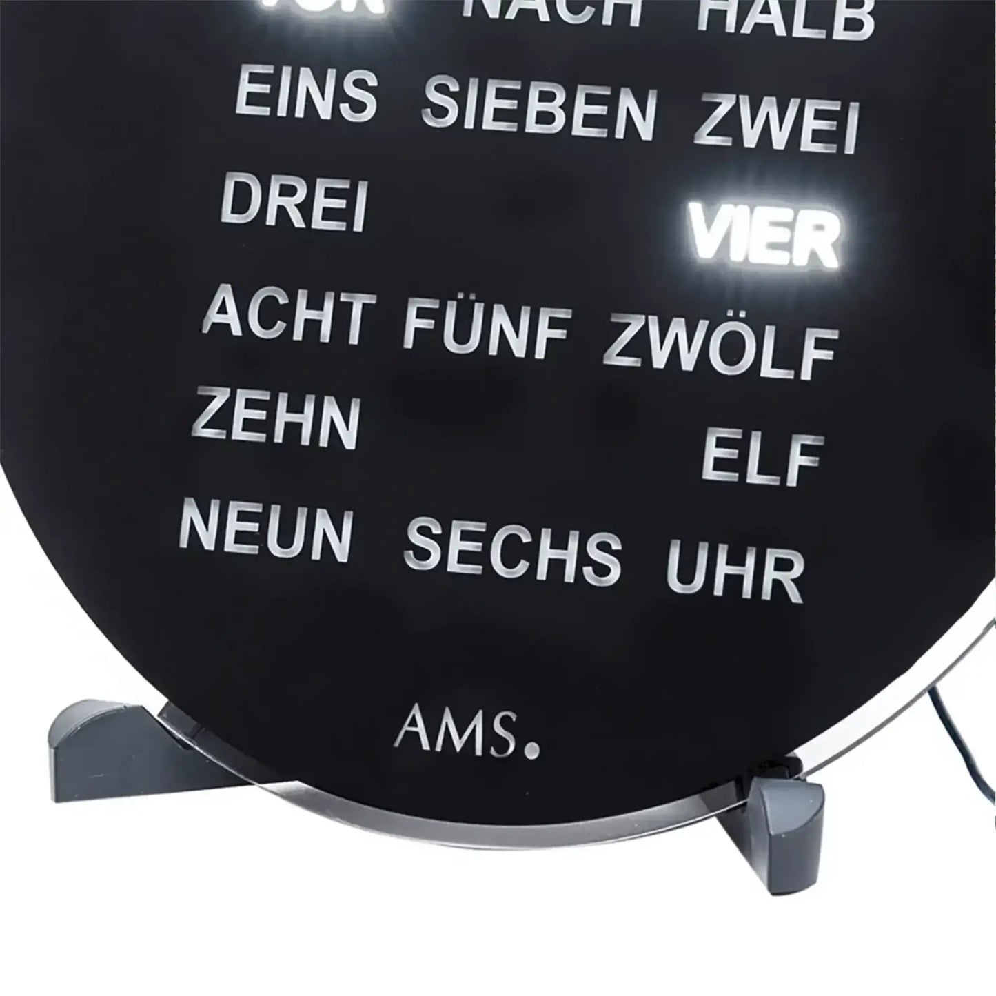 Nahaufnahme schwarzes AMS Ziffernblatt mit leuchtenden Uhrzeiten