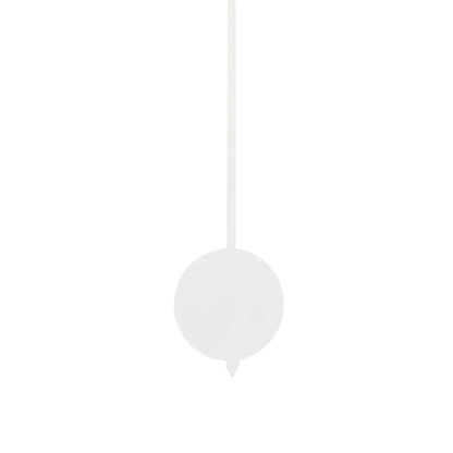 Hängendes Kugelpendel der Wanduhr, weiß, an transparenter Schnur