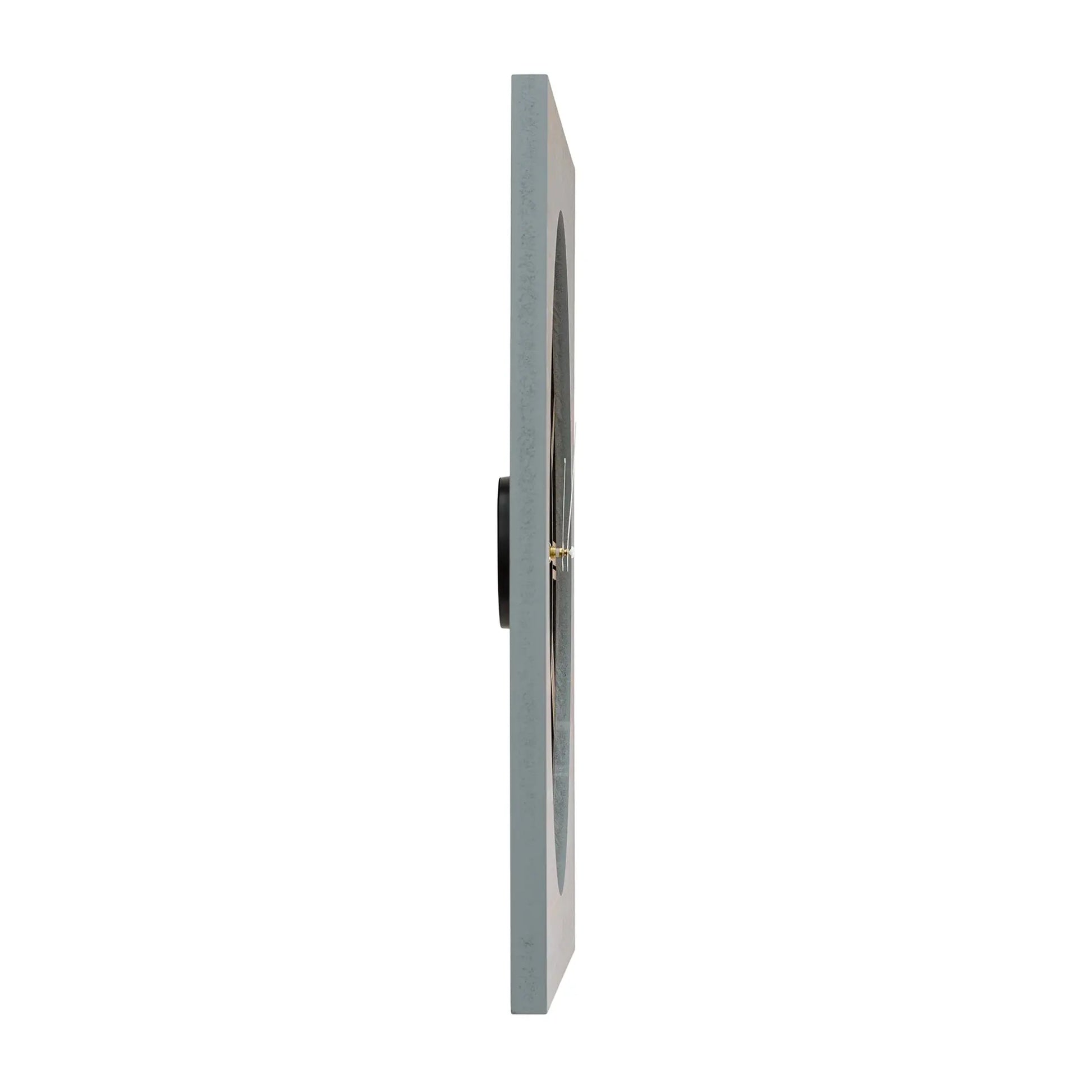 Wanduhr in Seitenansicht: flaches Holzgehäuse mit sichtbarer Aufhängung und Uhrwerk.