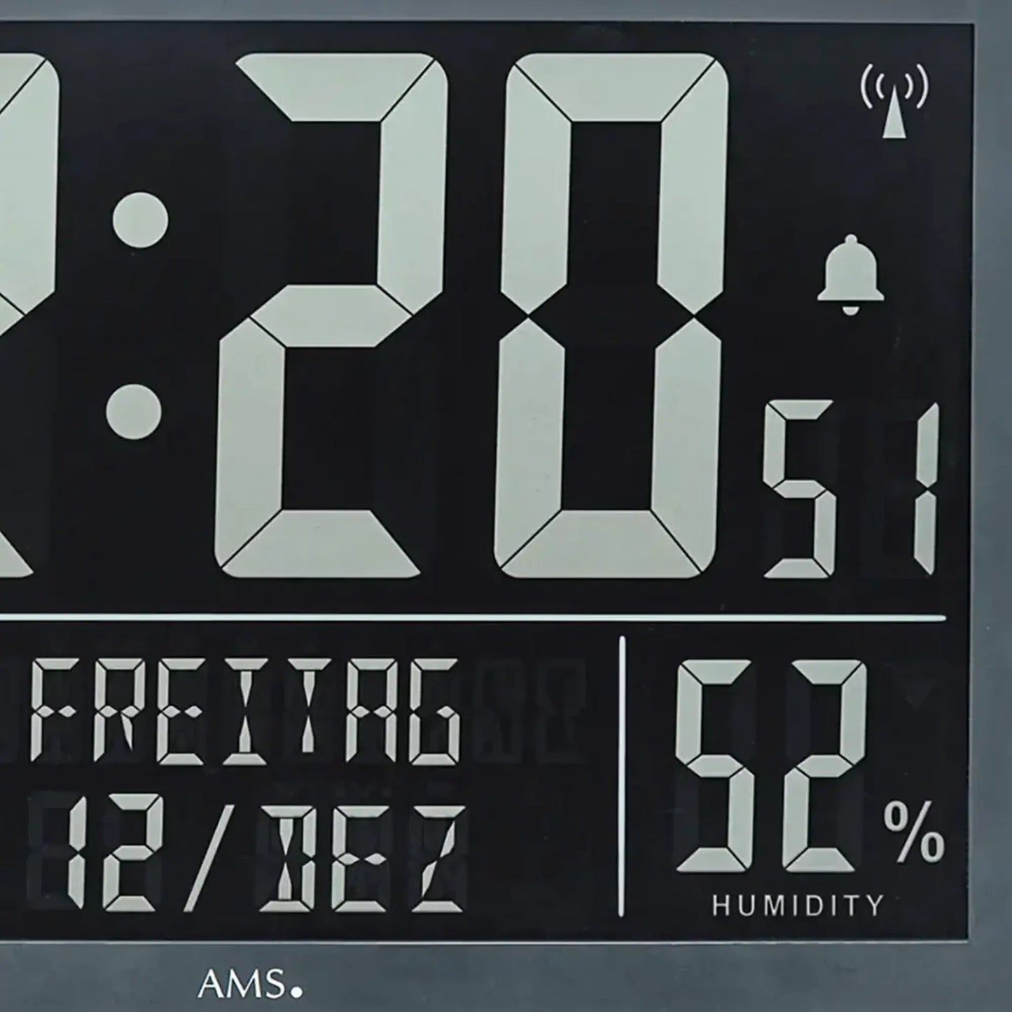 Wanduhr mit großem LCD-Display, zeigt Uhrzeit, Temperatur und Luftfeuchte (52%).
