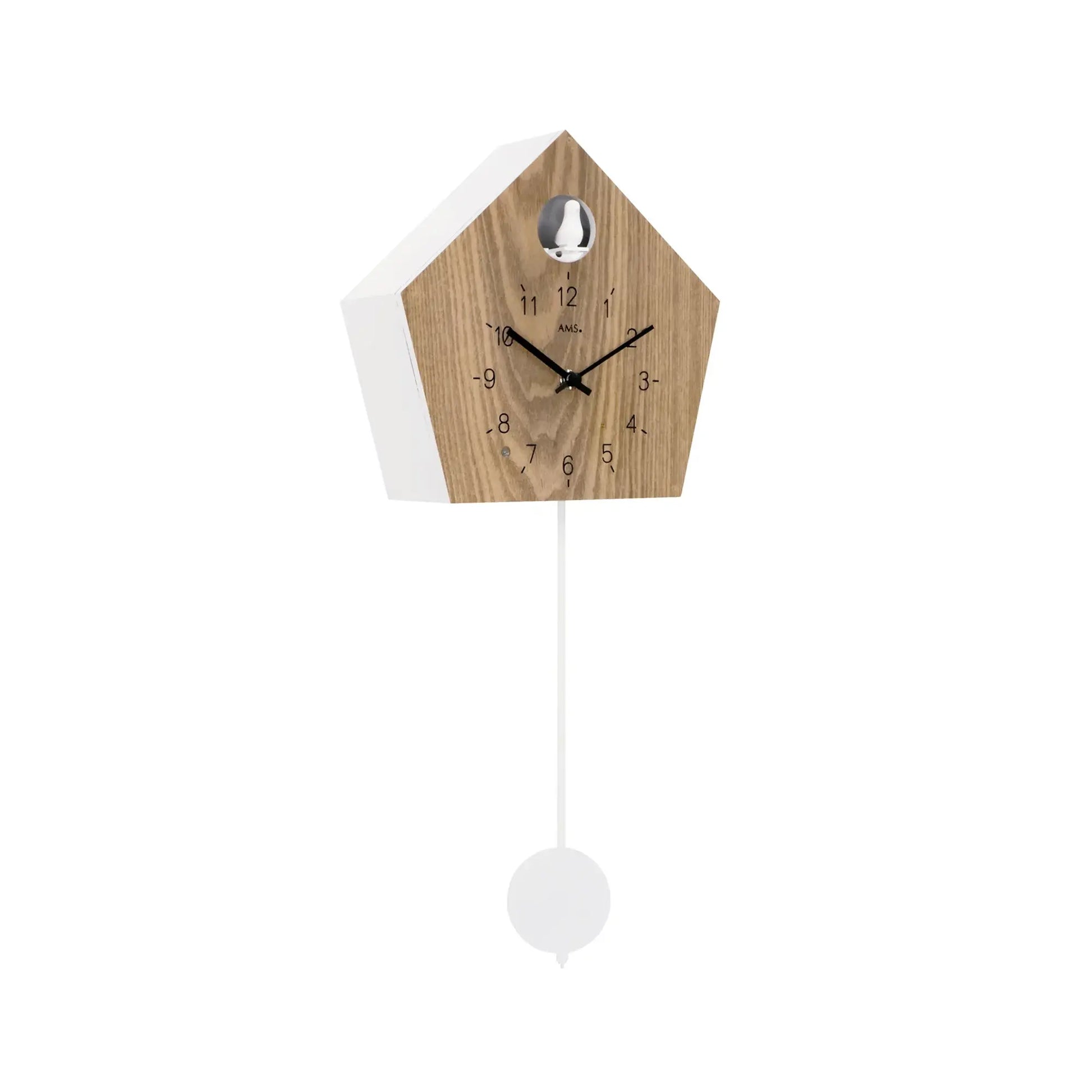 Wanduhr im Holzhaus-Design mit Ziffern, schwarzem Zeigerset und weißem Kugelpendel