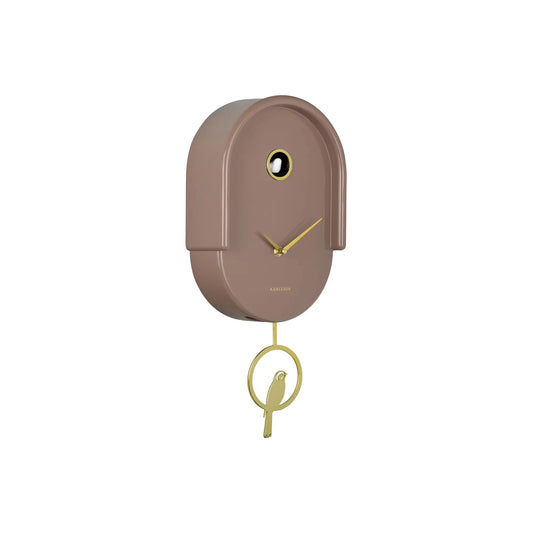 Wanduhr in Moca-Braun mit goldenen Zeigern, rundem Blickfenster und Pendelring
