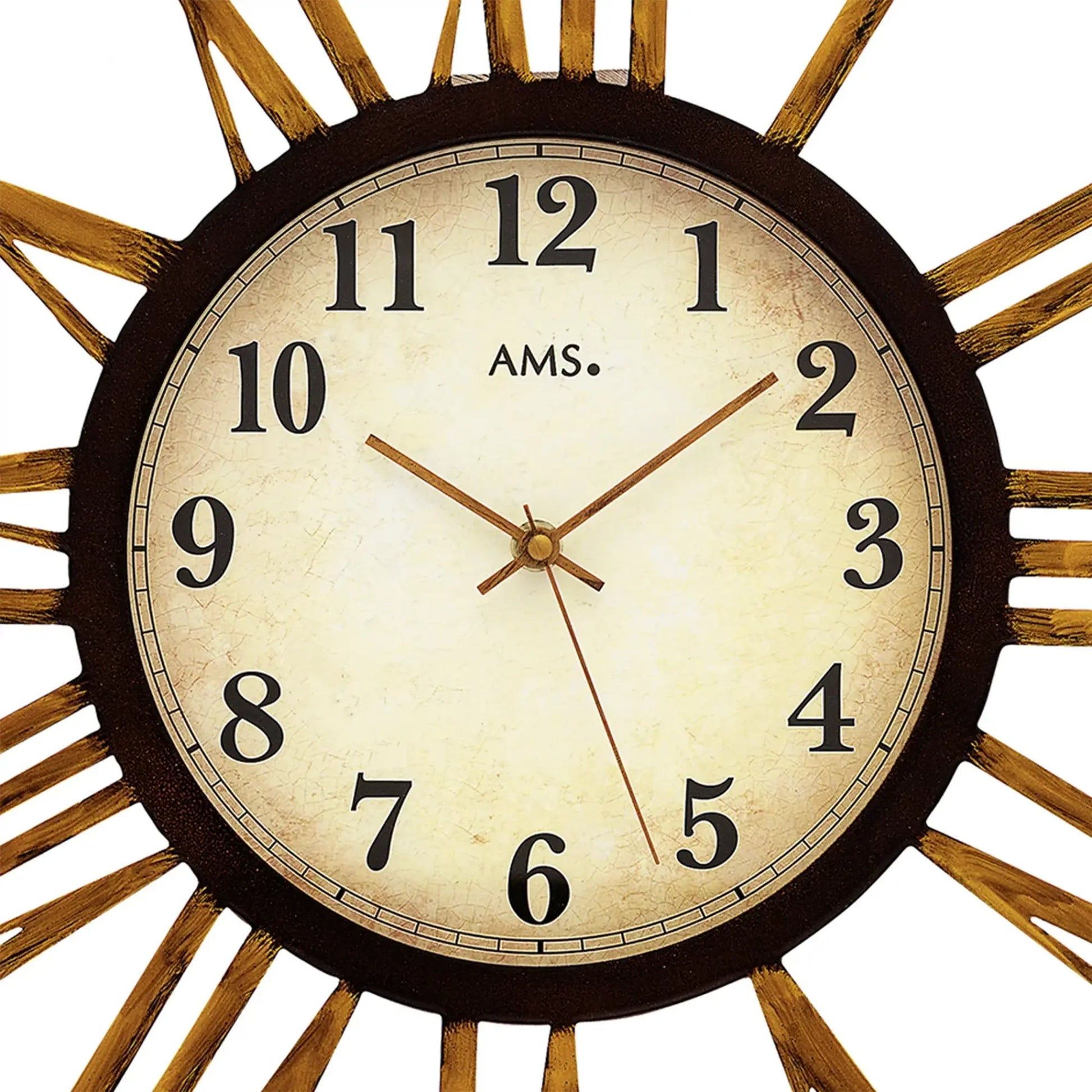 Nahaufnahme der Wanduhr: beiges Zifferblatt, dunkler Rand und goldene Strahlen