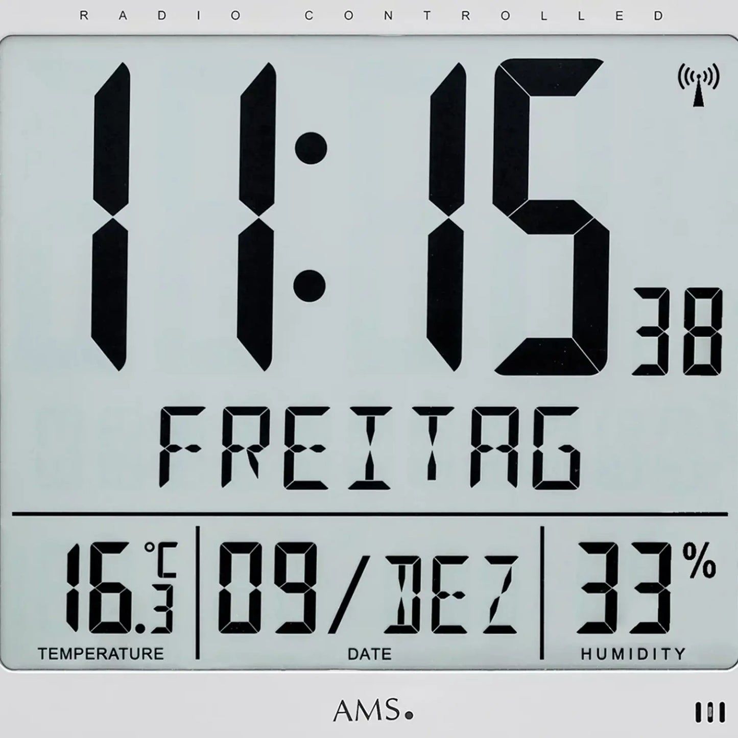 Großes Display der AMS Funk-Wanduhr: Zeit, Wochentag, Temperatur und Luftfeuchtigkeit
