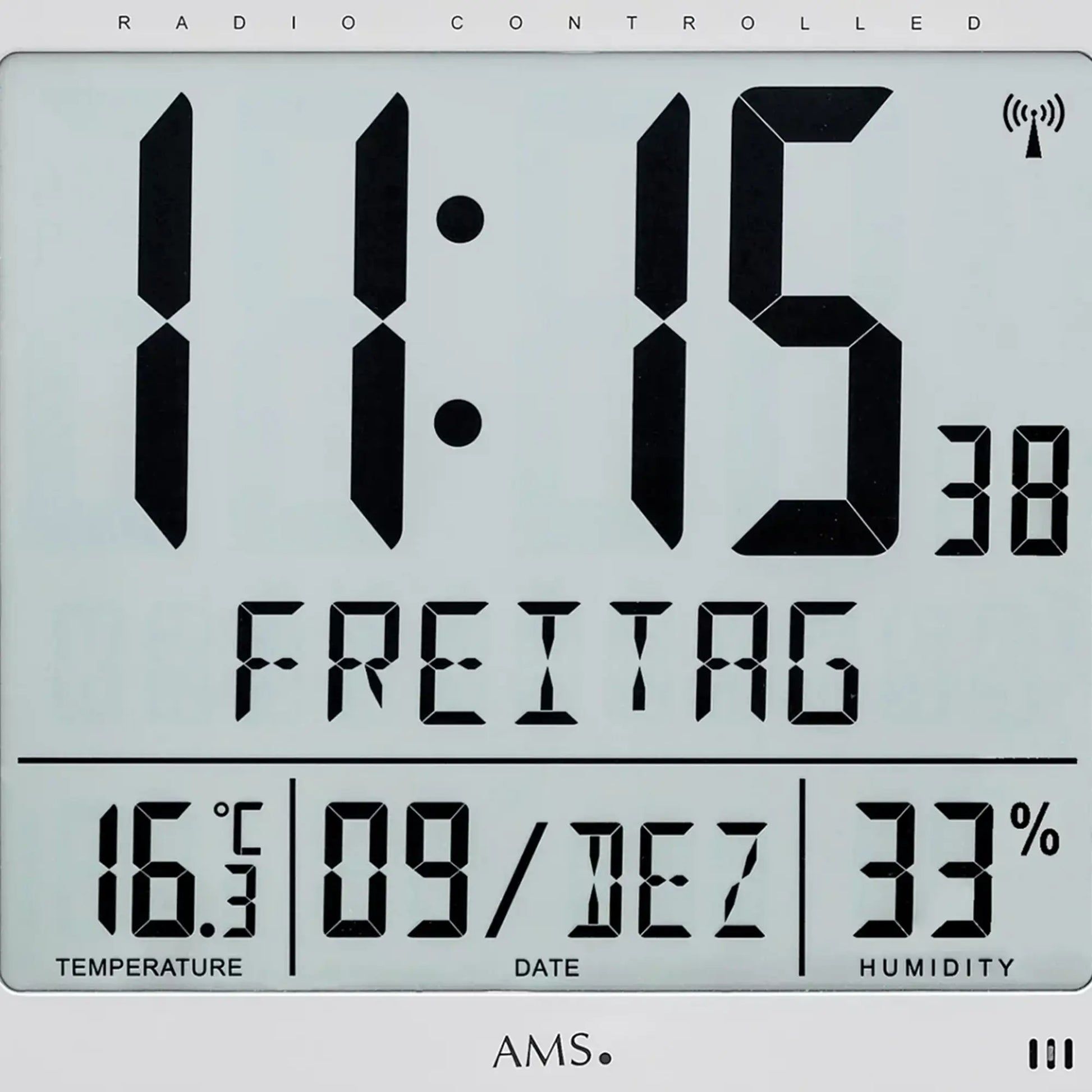 Großes Display der AMS Funk-Wanduhr: Zeit, Wochentag, Temperatur und Luftfeuchtigkeit