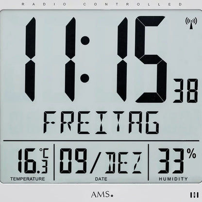 Großes Display der AMS Funk-Wanduhr: Zeit, Wochentag, Temperatur und Luftfeuchtigkeit