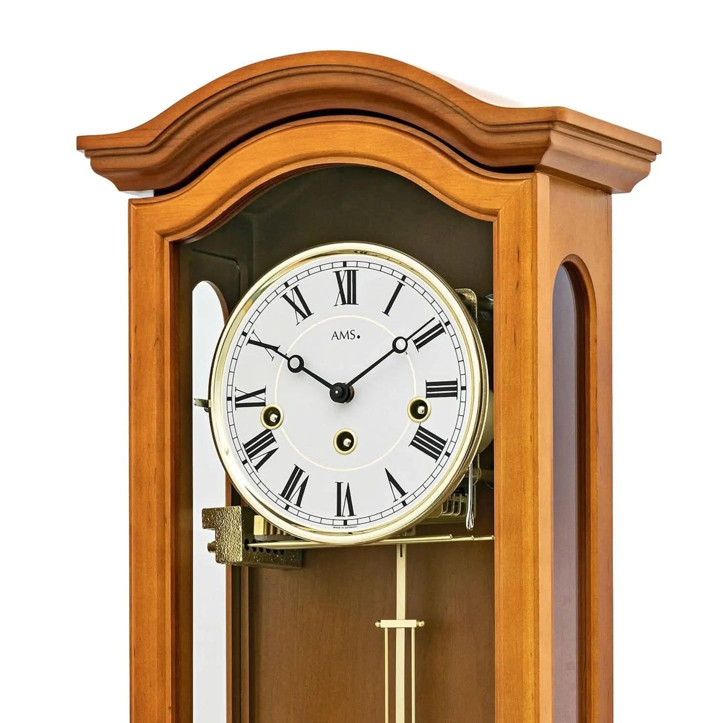 AMS Regulator-Wanduhr im Nahbereich: rundes Zifferblatt mit römischen Ziffern und Pendelteil