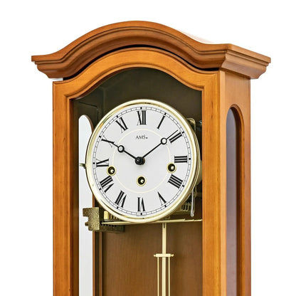 AMS Regulator-Wanduhr im Nahbereich: rundes Zifferblatt mit römischen Ziffern und Pendelteil