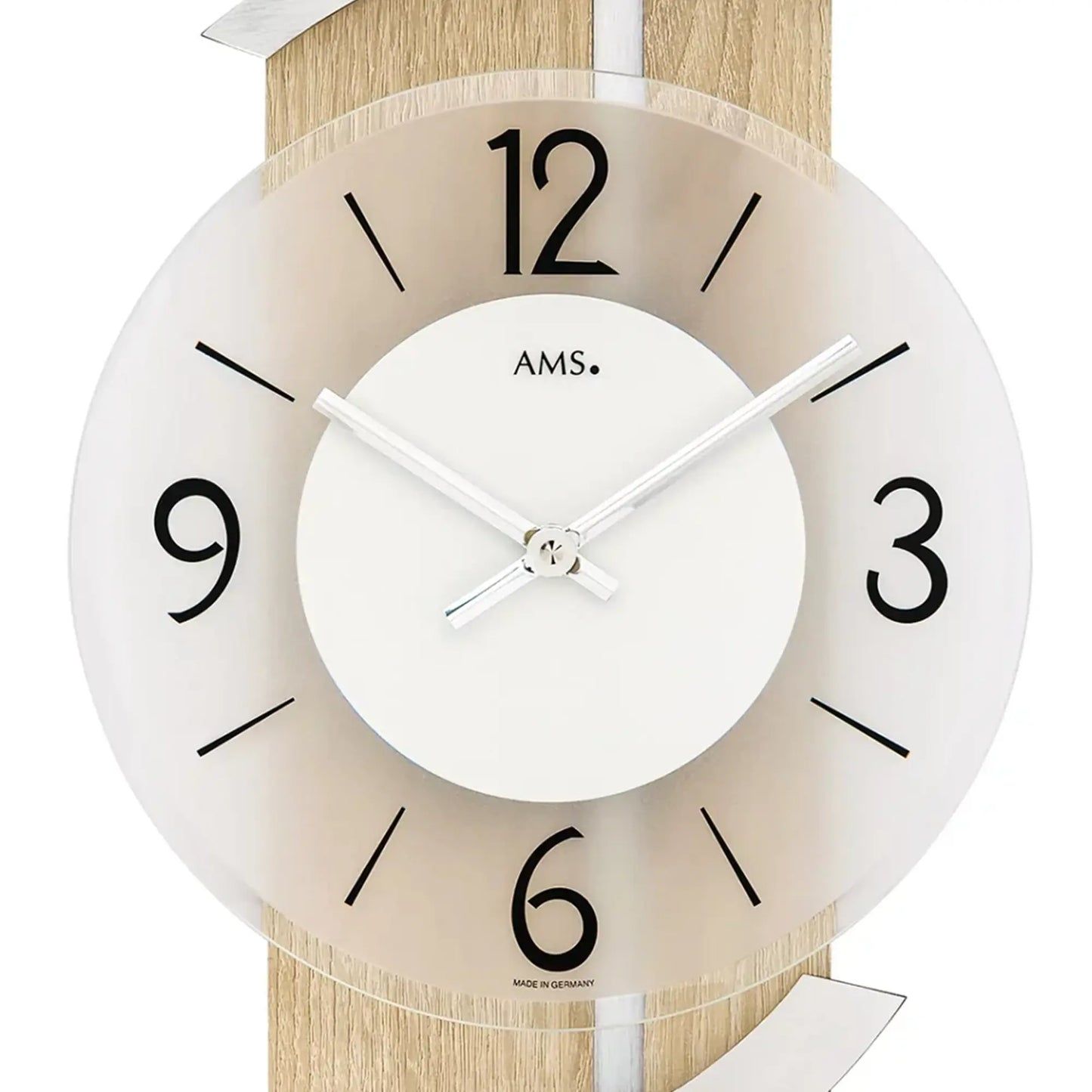 Nahaufnahme Wanduhr: weißes Zifferblatt, schwarze Zahlen, Zeiger und AMS-Logo am Holzrand
