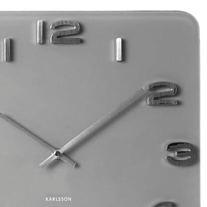 Karlsson Vintage-Wanduhr quadratisch grau, Detailansicht Ziffern und Zeiger