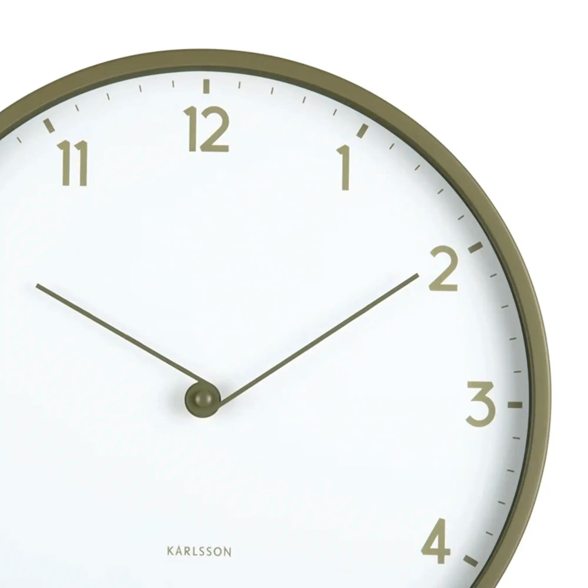 Nahaufnahme der Wanduhr: helle Zifferblattfläche mit Zeigern und olivfarbenem Rand