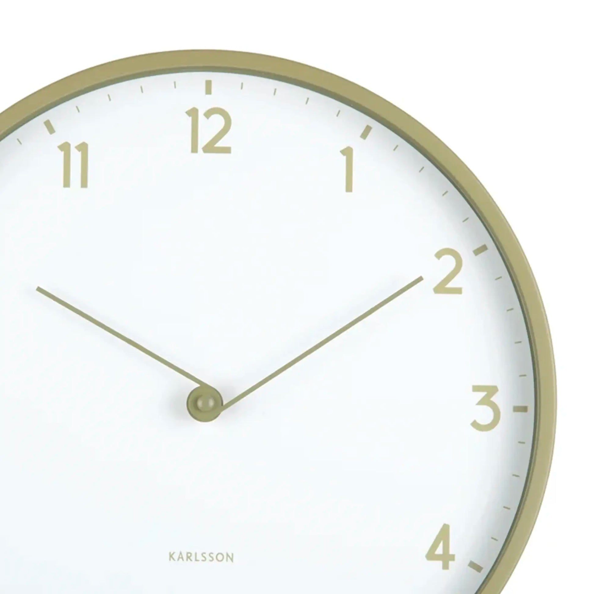 Wanduhr-Zifferblatt mit goldfarbenen Zeigern, Indexen und Karlsson-Logo
