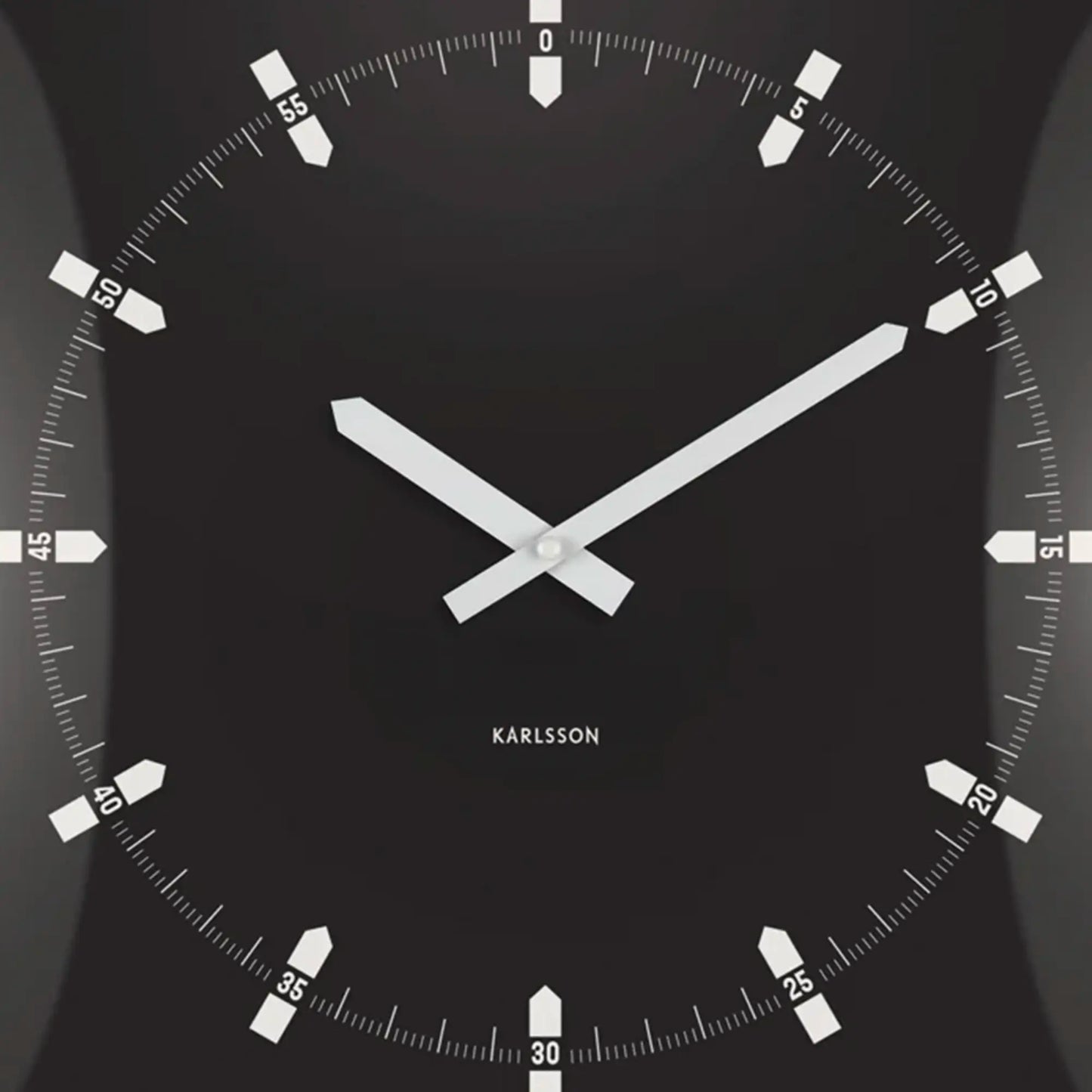 Quadratische schwarze Wanduhr Nahaufnahme mit weißen Indexstrichen und Zeigern