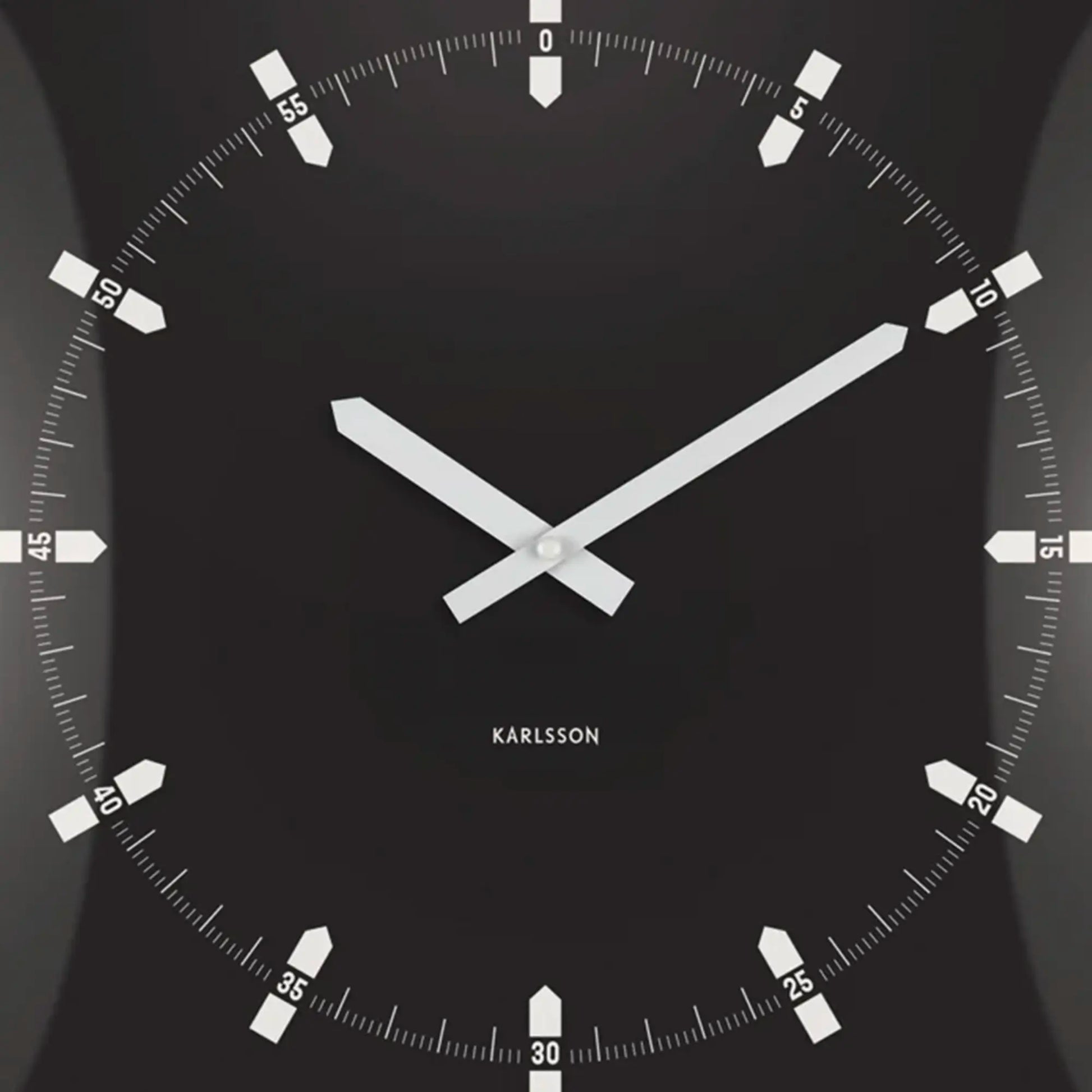Quadratische schwarze Wanduhr Nahaufnahme mit weißen Indexstrichen und Zeigern