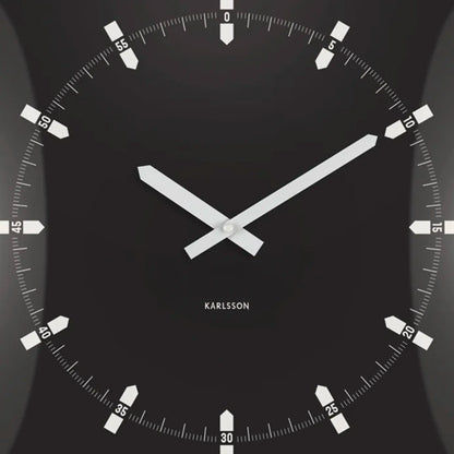 Quadratische schwarze Wanduhr Nahaufnahme mit weißen Indexstrichen und Zeigern