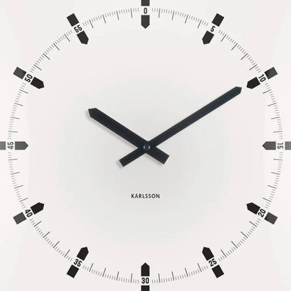 Nahaufnahme der quadratischen Wanduhr: weißes Zifferblatt, schwarze Zeiger und Minutenmarken.