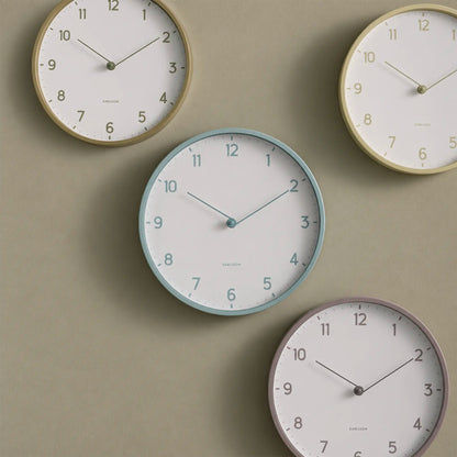 Hellblaue Karlsson Wanduhr mit beigem Rahmen, arabischen Ziffern und schlanken Zeigern