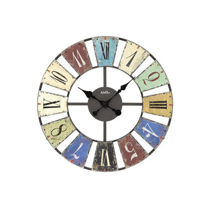 Retro-Wanduhr mit farbigem Ziffernring, runden Metallrand und schwarzen Zeigern