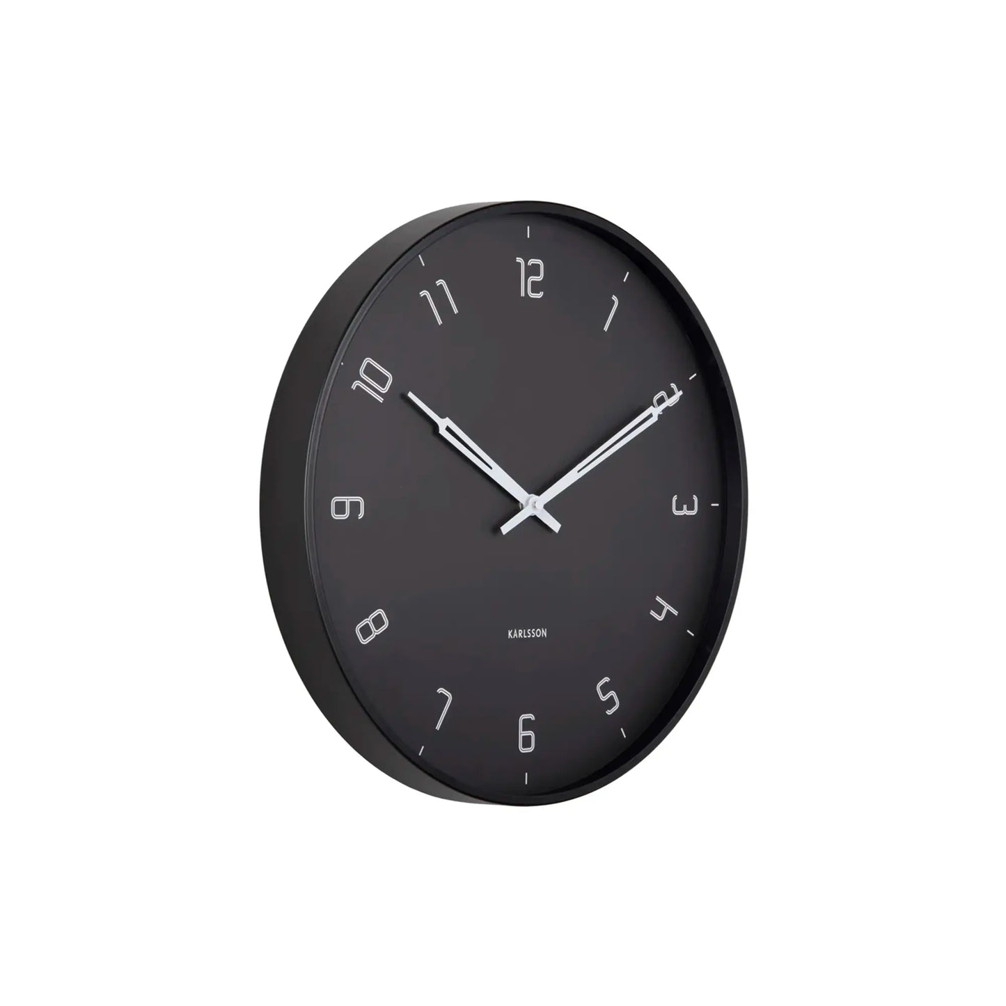 Schwarze runde Wanduhr mit großen Ziffern, weißen Zeigern und Indexen